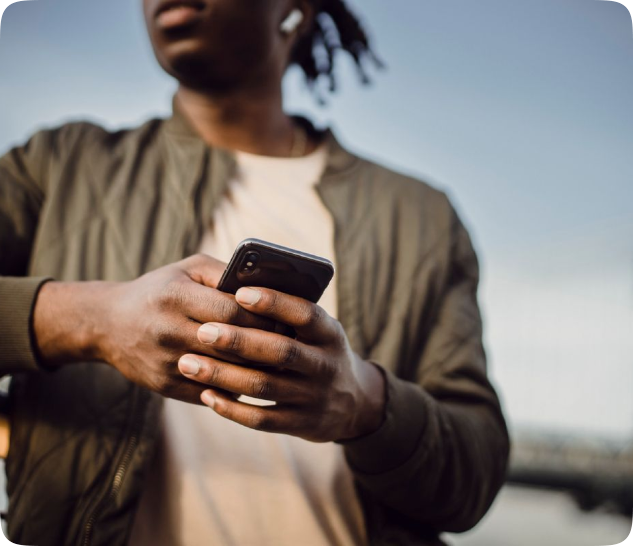 Une personne consulte l'app Altruist sur son téléphone