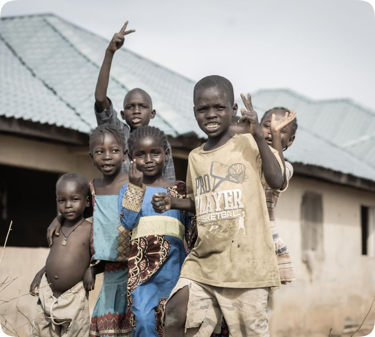 Des enfants d'une communauté qui bénéficie du partage Altruist